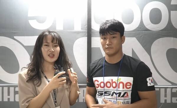 인터뷰를 진행 중인 오영미 기자와 이재훈 선수 / 사진 = STN뉴스