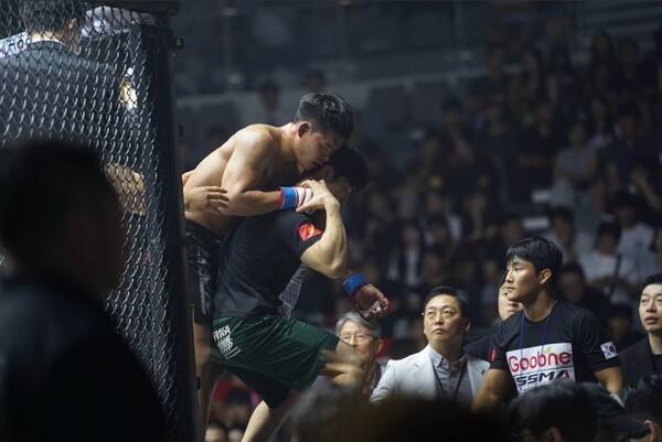 ROAD FC 078 경기 중 실려가는 박현빈 선수, 그리고 그를 안타깝게 바라보는 이재훈 선수 / 사진 = ROAD FC