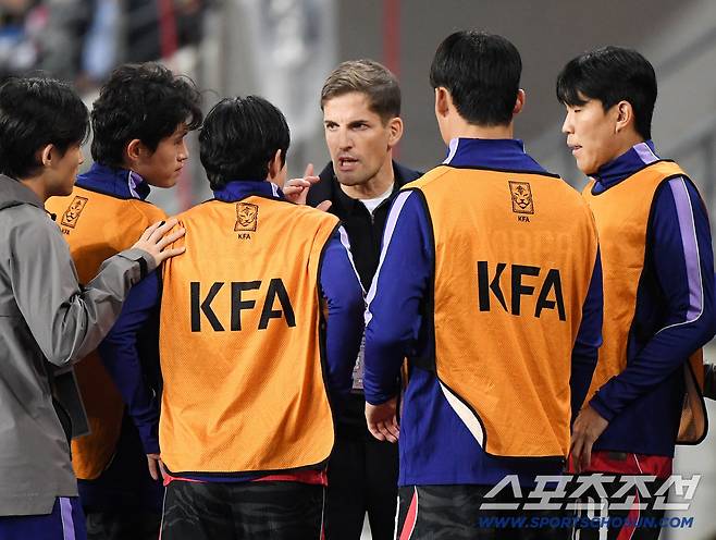 6일 오후 용인미르스타디움에서 열린 대한민국 축구대표팀과 우즈베키스탄의 친선경기. 모레노 감독이 교체를 준비하는 선수들에게 작전지시를 하고 있다. 용인=정재근 기자 cjg@sportschosun.com/2026.10.6/