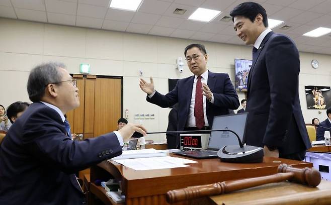송기헌 국회 과학기술정보방송통신위원회 위원장이 15일 국회에서 열린 과학기술정보방송통신위원회의 정보통신산업진흥원 등에 대한 국정감사에서 여당 간사인 한준호 더불어민주당 의원, 야당 간사인 최형두 국민의힘 의원과 대화하고 있다. 연합뉴스