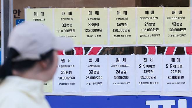 서울 강북구의 한 부동산 중개업소에 아파트 매물 정보가 게시돼 있다. 지난해 10월 서울 전역이 토지거래허가구역으로 지정된 이후 전세 매물이 급감한 영향으로, 전세에 이어 월세까지 치솟아 외곽 지역 30평대 아파트 월세가 300만원을 넘기는 사례가 속출하고 있다. /최기웅 기자