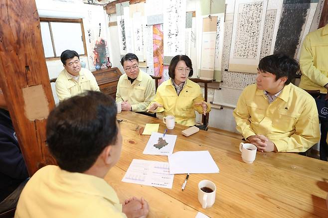 지난 9일 남이섬을 찾은 추미애 경기도지사가 서태원 가평군수 등과 소나무재선충병 대책을 논의하고 있다.ⓒ경기도 제공