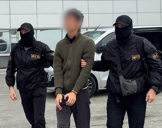 13일 러시아 연방보안국(FSB) 요원들이 극동 사할린주에서 간첩 활동을 한 혐의를 받는 일본인 기자 이마이 유키(가운데)를 연행하고 있다. 사진 출처 러시아 관영 타스통신 X
