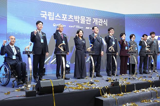 최휘영 문화체육관광부 장관, 하형주 국민체육진흥공단 이사장 등이 15일 서울 송파구 국립스포츠박물관에서 열린 개관식에서 기념 퍼포먼스를 하고 있다. 연합뉴스