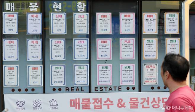 (서울=뉴스1) 박세연 기자 = 13일 서울 동대문구의 한 부동산중개업소에 아파트 매매와 전세 등 매물 안내문이 붙여있다. 정부의 10·15 부동산 대책 발표 이후 약 1년간 서울 아파트값이 10% 넘게 오른 것으로 나타났다. 강남권보다 성북·서대문·동대문구 등 상대적으로 가격 부담이 낮은 지역의 상승세가 두드러졌다. 이날 한국부동산원에 따르면 10월 첫째 주(5일 기준) 서울 아파트 매매가격은 10·15 대책 발표 직후인 지난해 10월 셋째 주보다 10.41% 상승했다. 전셋값 역시 오름세다. 한국부동산원에 따르면 10월 첫째 주 서울 아파트 전세가격은 지난해 10월 셋째 주보다 9.96% 올랐다. 2026.10.13/뉴스1 Copyright (C) 뉴스1. All rights reserved. 무단 전재 및 재배포, AI학습 이용 금지. /사진=(서울=뉴스1) 박세연 기자