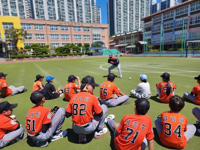 오주원 감독이 스윙스 선수들에게 야구 동작을 가르치고 있다. ⓒ울산 SWINGS 야구단 제공.