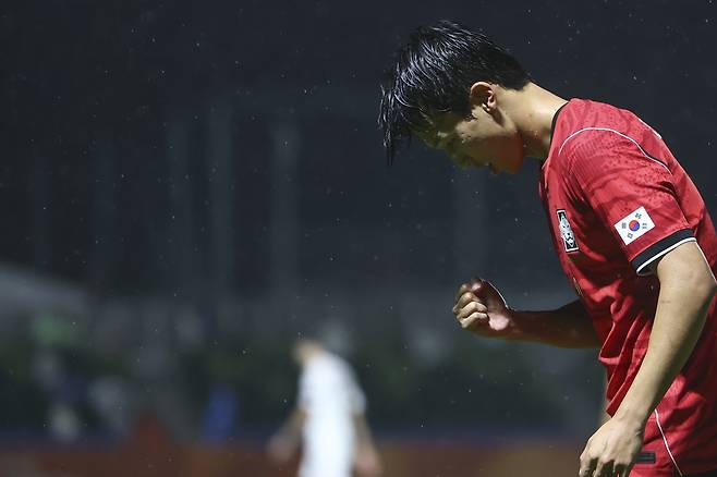 15일 일본 나고야 미즈호 공원 럭비경기장에서 열린 2026 아이치·나고야 아시안게임 남자 축구 D조 1차전 대한민국 대 카타르의 경기. 한국 엄지성이 첫 골을 넣은 후 기뻐하고 있다. 연합뉴스
