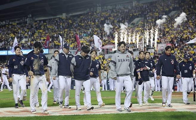 14일 올 시즌을 끝으로 철거되는 서울 잠실야구장에서 열린 LG 트윈스와의 2026 신한 SOL KBO 포스트시즌 와일드카드 결정전 1차전에서 1-4로 패한 두산 선수들이 경기장을 나서고 있다. 연합뉴스