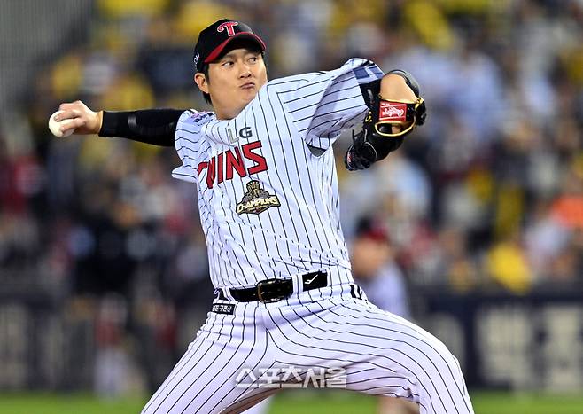 LG 투수 김강률이 14일 서울 잠실구장에서 열린 두산과의 2026 KBO 포스트시즌 와일드카드 결정전 1차전 9회 역투하고 있다. 잠실 | 최승섭기자 thunder@sportsseoul.com