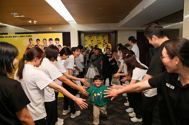 KB가 14일 청주 엔포드호텔 그랜드볼룸에서 ‘2026-2027시즌 KB스타즈 출정식 & 패밀리 디너파티’를 성료했다. 사진 | 청주 KB