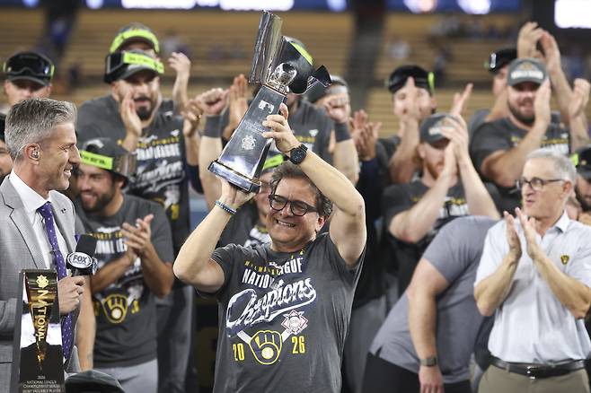 epa13308241
Milwaukee Brewers owner Mark Attanasio holds the trophy after winning Game 4 of the National League Championship Series against the Los Angeles Dodgers at Dodger Stadium in Los Angeles, California, USA, 15 October 2026. EPA/CHRIS TORRES
<저작권자(c) 연합뉴스, 무단 전재-재배포, AI 학습 및 활용 금지>