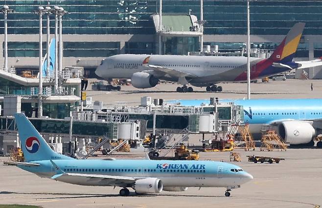 인천국제공항 계류장에 대한항공과 아시아나항공 여객기가 주기되어 있는 모습. /뉴스1