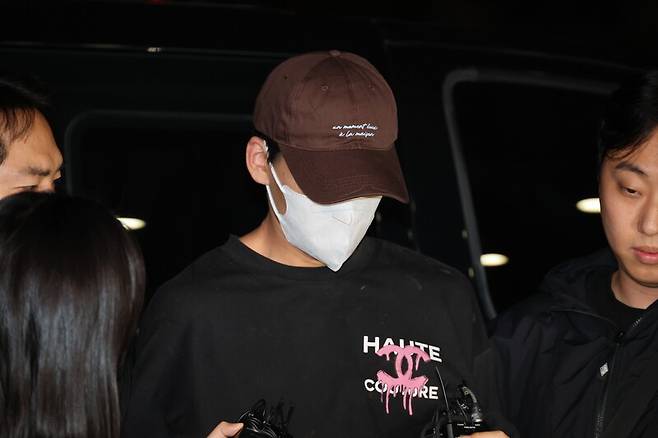 이혼 소송 중 장모를 살해하고 배우자를 납치한 20대 중반 남성 ㄱ씨가 지난 11일 서울 송파경찰서로 송치되고 있다. 연합뉴스
