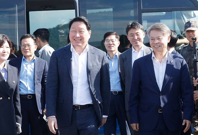 최태원 SK 그룹 회장과 민형배 전남광주통합특별시장이 9일 광주 군공항 탄약고 이전 예정지를 찾아 호남권 반도체 산단 조성 예정 부지를 살펴보고 있다. 뉴스1