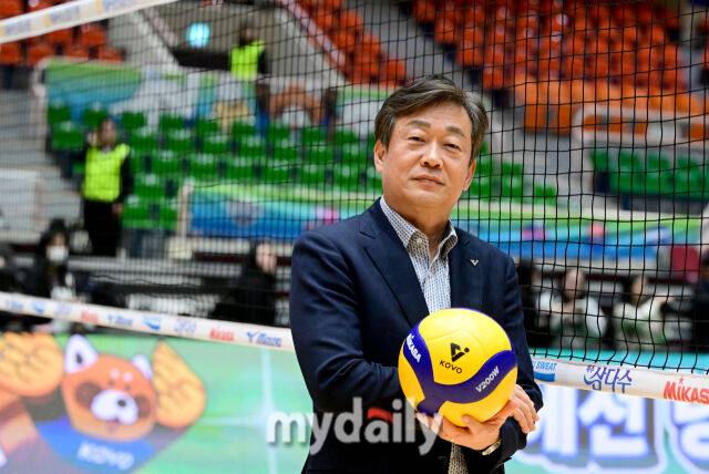 한국배구연맹 엄재용 사무총장이 컵대회가 열리고 있는 전남 여수시에 있는 진남체육관에서 인터뷰를 진행한 뒤 포즈를 취했다./유진형 기자