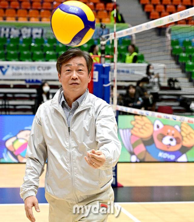 한국배구연맹 엄재용 사무총장이 2026 컵대회가 열리고 있는 여수시 진남체육관에서 인터뷰 도중 배구공을 들고 포즈를 취하고 있다./유진형 기자