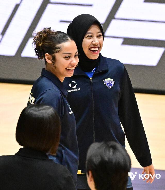 현대건설 메가(오른쪽)와 조던이 16일 열리는 GS칼텍스와 2026 프로배구 컵대회 여자부 B조 조별리그 최종전에 앞서 코트로 나와 몸을 풀며 팀동료와 함께 환하게 미소짓고 있다./한국배구연맹(KOVO) 제공