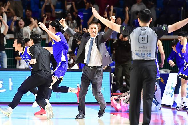 서울 삼성 김상식 감독이 15일 서울 잠실학생체육관에서 열린 2026~2027시즌 KCC 프로농구 정규리그 창원 LG와의 경기에서 선수들과 함께 승리를 기뻐하고 있다. 한국농구연맹(KBL) 제공