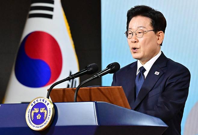 이재명 대통령이 16일 부산에서 열린 제47주년 부마민주항쟁 기념식에서 기념사를 하고 있다.
