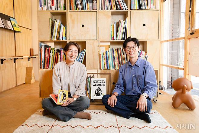 8평짜리 어린이 그림책방 ‘책방꼬마’에 나란히 앉은 윤나리 그림책 작가와(왼쪽) 주순민 아동권리활동가. ⓒ김흥구