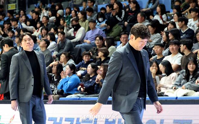 모비스 양동근 감독이 27일 고양소노아레나에서 열린 2025-2026 LG전자 프로농구 고양소노와 울산모비스 경기에서 2쿼터 큰점수차로 뒤진채 퇴장하고 있다. 2026. 01.27. /사진=강영조 cameratalks@
