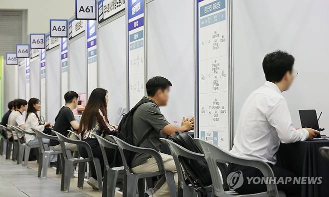 채용 상담에 나선 청년 구직자들 (부산=연합뉴스) 강선배 기자 = 21일 부산 해운대구 벡스코 제2전시장에서 열린 '2026 부산청년 메가(Mega) 채용박람회'에서 구직자들이 참가 기업 관계자와 채용상담을 하고 있다.
이번 박람회에는 부산권1 우수기업 102개 사가 참여해 청년 구직자들을 대상으로 현장면접과 채용상담을 진행한다. 2026.9.21 sbkang@yna.co.kr