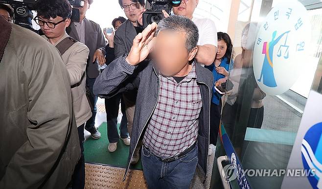 '경북 산불' 발화 피의자 법원 출석 (의성=연합뉴스) 윤관식 기자 = 지난해 4월 24일 경북 의성군 대구지방법원 의성지원에서 '경북 산불'을 유발한 피의자 신분인 60대 과수원 임차인이 구속 전 피의자 심문(영장실질심사)을 받기 위해 출석하고 있다. 2025.4.24 psik@yna.co.kr