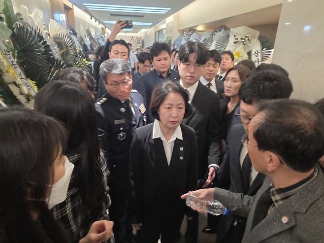 17일 오후 추미애 경기도지사가 고 김진석 소방위의 빈소를 찾은 가운데 소방 관계자와 조문객들이 장례식장 복도에 모여 있다. 이날 추미애 지사의 방문 과정에서는 부천재향소방공무원동우회 김성태 씨가 '소방 재정 빨대' 발언에 대한 사과를 요구하기도 했다.