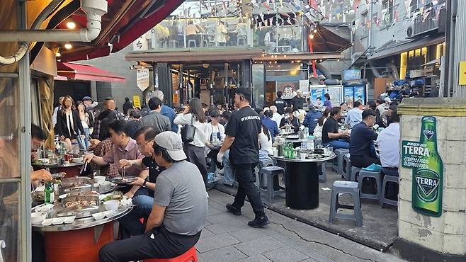 ▲지난 6일 서울 종로구 갈매기살 골목의 '종삼육' 앞 야외 테이블에서 손님들이 고기를 구워 먹고 있다. 사진=최화준 인턴기자