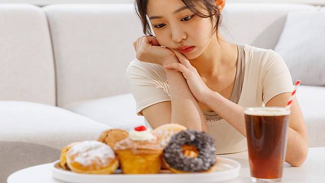 스트레스를 받을 때 달거나 기름진 음식이 생각난다면 무조건 참기보다 단백질과 식이섬유가 풍부한 간식을 적당량 선택하는 것이 도움이 된다. 음식의 맛과 식감을 느끼며 천천히 먹는 것도 잠시 기분을 전환하는 방법이 될 수 있다|출처: 클립아트코리아