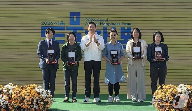 제3회 서울 동물보호의 날 행사 개막식에서 동물복지에 기여한 시민 5명에게 서울시장 표창이 수여됐다. 전빈원 로얄동물메디컬센터W 원장(왼쪽부터), 최미금 동물과 함께 행복한 세상 대표, 오세훈 서울시장, 이수진 더레스큐 대표, 정지영 쓰담에듀 트레이너, 주보희 서울시 명예동물보호관ⓒ 뉴스1 한송아 기자
