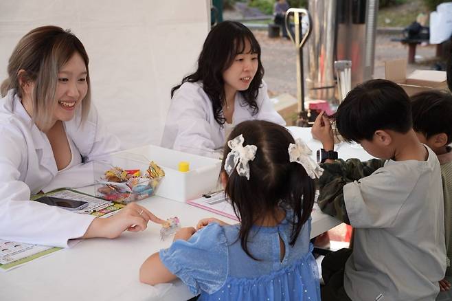 2026 서울청소년축제 체험부스 '도화 마음 약국'에서 청소년들이 대학생 멘토에게 고민을 상담받는 모습. (서울청소년미디어센터 제공, 재판매 및 DB 금지))