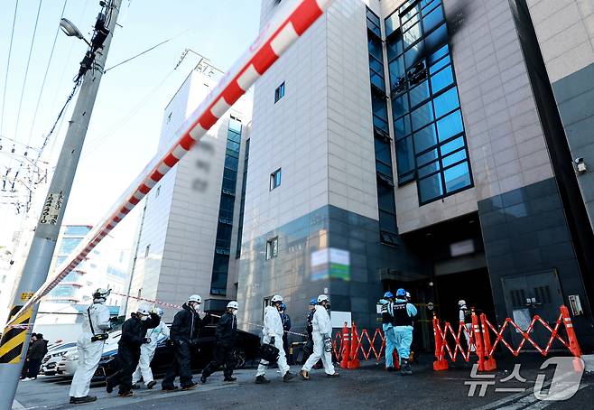 경찰과 소방 당국 등 유관기관 관계자들이 17일 경기도 부천시 오정구의 한 공장에서 합동감식을 하고 있다. 지난 16일 오전 8시 38분께 부천시 오정구 내동의 한 5층짜리 금속부품 도장 공장에서 화재가 발생했으며, 화재 진압에 나섰던 소방대원 1명이 숨지고 소방관 5명과 공장 관계자 2명 등 7명이 다쳤다. 2026.10.17 ⓒ 뉴스1 이호윤 기자
