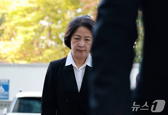 추미애 경기도지사가 17일 경기 부천시 순천향대학교 병원 장례식장에 마련된 부천 도장공장 화재 사망 소방관의 빈소에 조문을 하기 위해 들어서고 있다. 2026.10.17 ⓒ 뉴스1 이호윤 기자