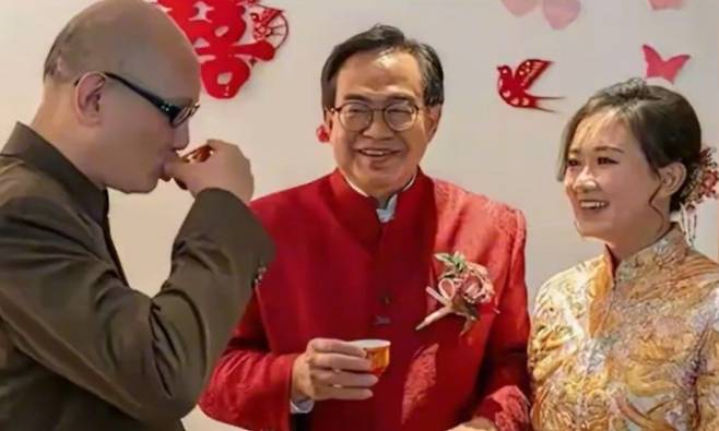 결혼식을 올린 신랑 루웨이궈(가운데)가 장인 위보러(왼쪽)에게 차를 올리는 모습. 사진출처=웨이보