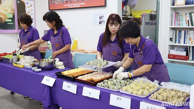 16일 오전 서울 종로구 이태원참사 기억소통공간 ‘별들의집’에서 유가족들이 ‘보랏빛밥상’ 행사를 열고 있다. 유정민 기자