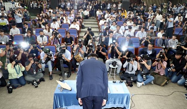 ▲ 조국 전 법무부 장관이 지난 9월2일 국회에서 기자간담회를 진행하며 기자들 앞에 인사하는 모습. ⓒ연합뉴스