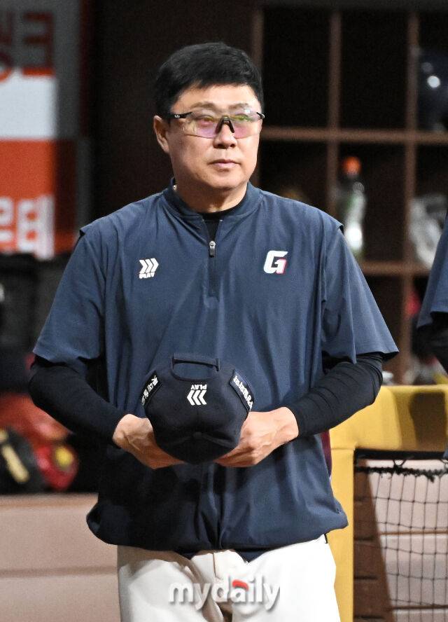 20일 오후 서울 고척스카이돔에서 진행된 '2026 프로야구 KBO리그' 키움히어로즈와 롯데자이언츠의 경기. 롯데 김태형 감독이 인사를 하고 있다./마이데일리