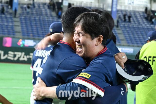 9일 일본 도쿄돔에서 열린 2026 월드 베이스볼 클래식(WBC) 조별리그 한국-호주 경기. 한국이 7-2로 호주에 승리해 8강 진출에 성공했다. 류지현 감독이 기뻐하고 있다./마이데일리