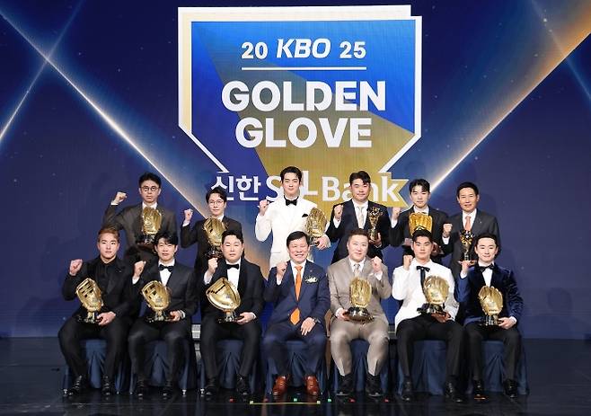 2025년 프로야구 골든글러브의 주인공들이 기념사진을 찍고 있다. 윗줄 왼쪽부터 시계방향으로 손혁 한화 이글스 단장, 박준혁 롯데 자이언츠 단장, 구자욱, 노경은, 박해민, 염경엽 감독, 신민재, 김주원, 최형우, 허구연 총재, 양의지, 송성문, 안현민. 연합뉴스