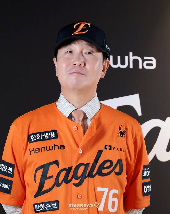 국가대표감독에서 한화이글스 새 수장이 된 류지현 감독이 16일 대전한화생명볼파크에서 열린 취임식을 마친 뒤 기념촬영을 하고 있다. /사진=강영조 선임기자