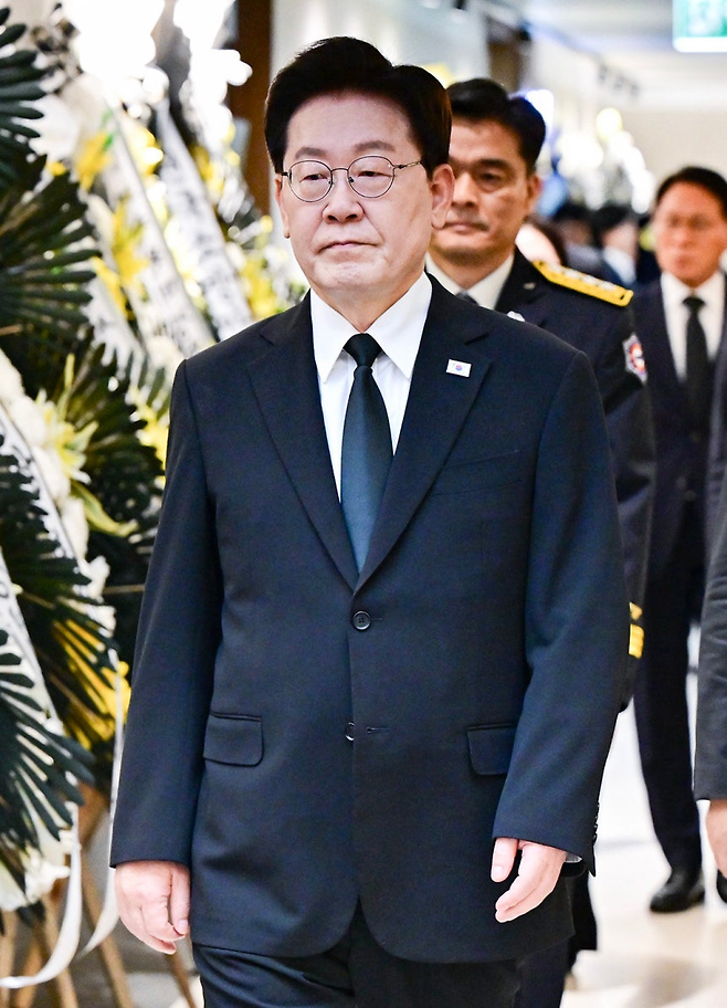 이재명 대통령이 17일 경기도 부천 공장 화재 현장에서 순직한 고 김진석 소방위의 빈소를 조문하기 위해 들어서고 있다. 청와대통신사진기자단