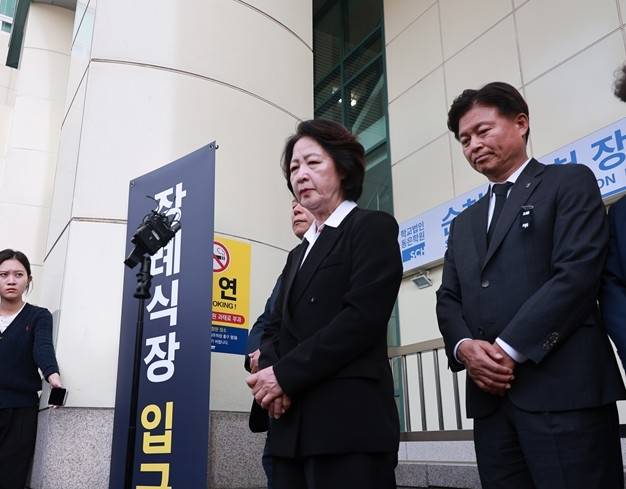 순직 소방관 빈소 앞에서 발언하는 추미애 경기도지사 (부천=연합뉴스) 최은지 기자 = 추미애 경기도지사가 17일 경기도 부천 공장 화재로 순직한 고(故) 김진석 소방위의 순천향대 부천병원 빈소 앞에서 발언하고 있다. 2026.10.17