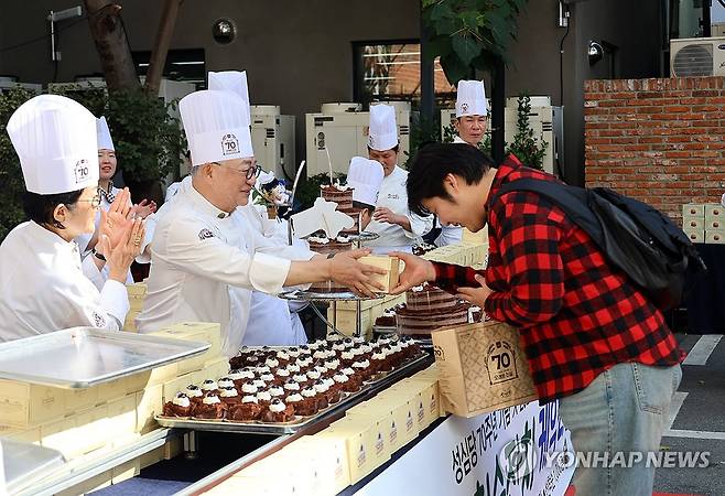 '창업 70주년' 성심당 케이크 나눔 (대전=연합뉴스) 이주형 기자 =대전지역 제과점 성심당이 창업 70주년을 맞아 17일 오후 대전 중구 성심당문화원에서 '성심당 칠순잔치 케익나눔'행사를 하고 있다. 2026.10.17 coolee@yna.co.kr