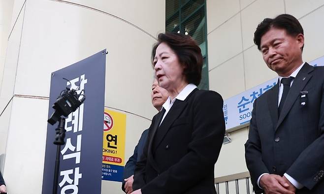 추미애 경기도지사가 17일 경기도 부천 공장 화재로 순직한 고 김진석 소방위의 순천향대 부천병원 빈소 앞에서 발언하고 있다. 연합뉴스