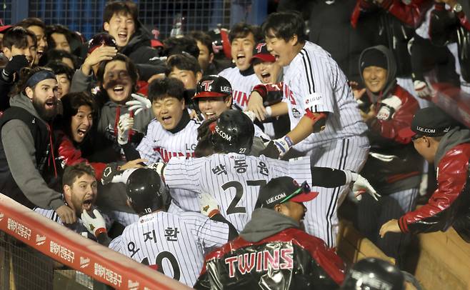 LG 트윈스 박동원이 2023 KBO 한국시리즈 2차전 8회 말 역전 투런포를 날린 뒤 동료들과 기뻐하고 있다. IS 포토