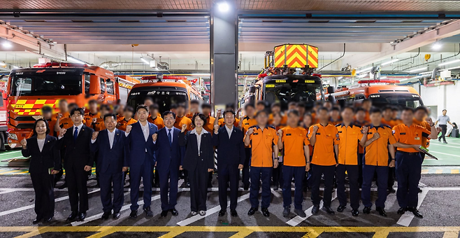 김민석 더불어민주당 대표가 지난달 30일 새벽 강서소방서를 격려 방문한 모습 (사진, 김민석 대표 SNS)