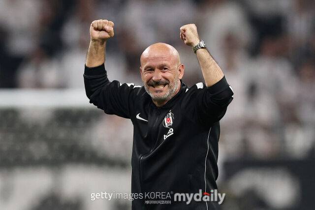 베식타스의 이탈리아노 감독이 마르세유와의 2026-27시즌 UEFA 유로파리그 경기에서 두 손을 들고 있다./게티이미지코리아