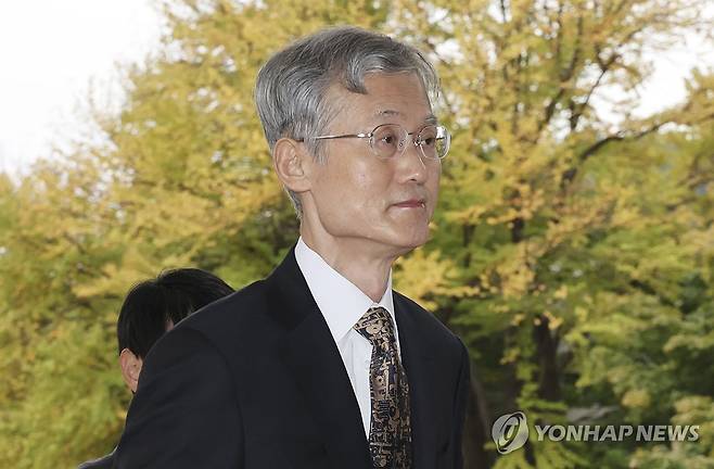 출근하는 조희대 대법원장 (서울=연합뉴스) 임화영 기자 = 조희대 대법원장이 16일 서울 서초구 대법원으로 출근하고 있다. 2026.10.16 hwayoung7@yna.co.kr