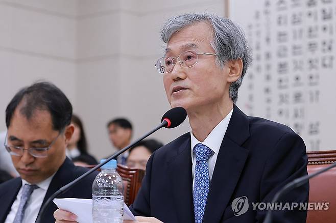 질문에 답변하는 조희대 대법원장 (서울=연합뉴스) 신현우 기자 = 조희대 대법원장이 6일 국회 법제사법위원회에서 열린 대법원 등에 대한 국정감사에서 법사위원 질문에 답하고 있다. 2026.10.6 nowwego@yna.co.kr